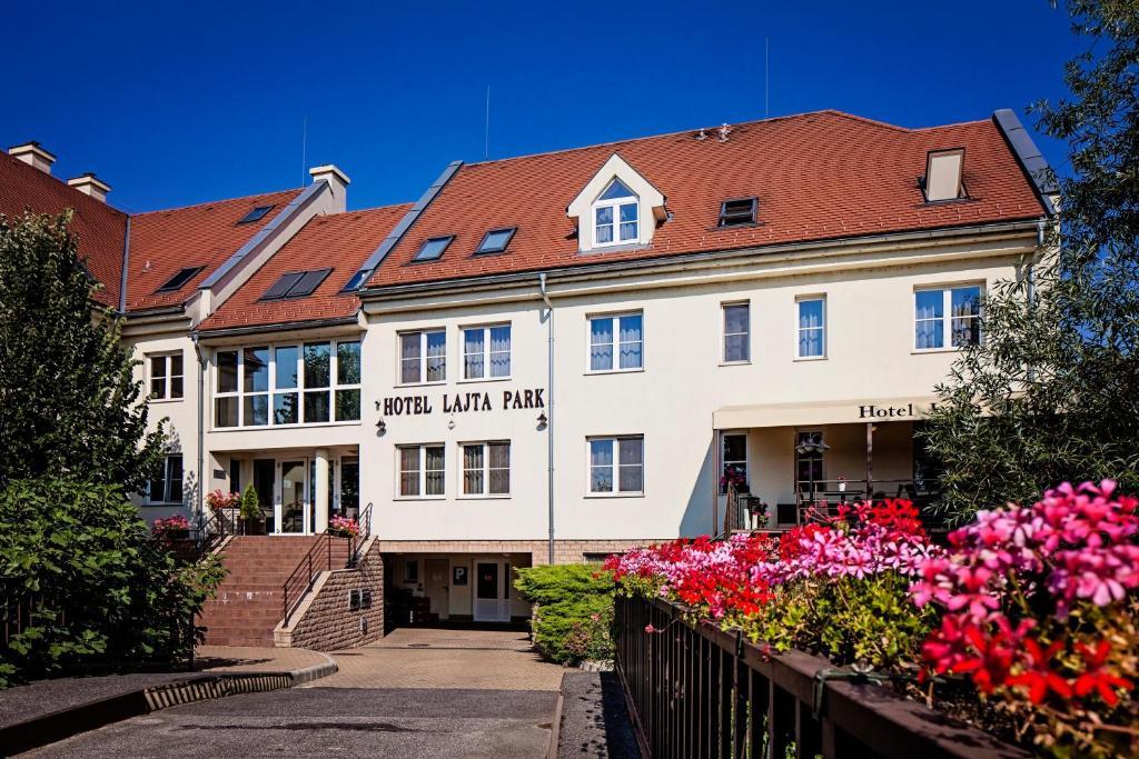 Hotel Lajta Park Mosonmagyaróvár Exteriör bild