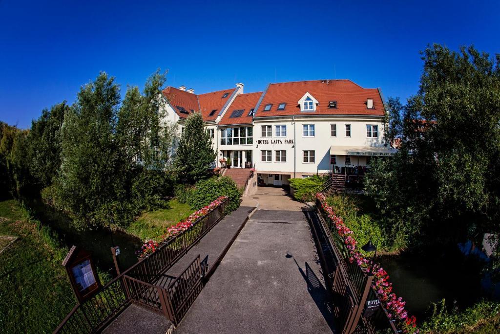 Hotel Lajta Park Mosonmagyaróvár Exteriör bild